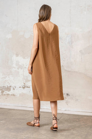 VESTIDO TIRANTE ESCOTE MARRON