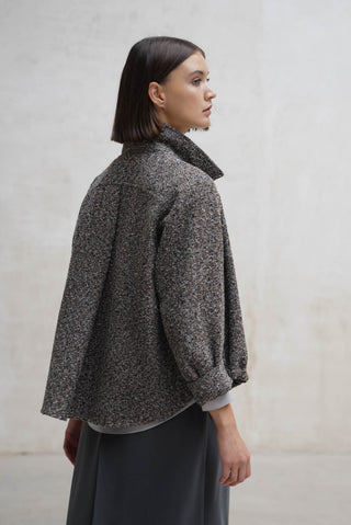 CAZADORA CUELLO ASIMETRICO JASPEADO NEGRO GRIS Y MARRON