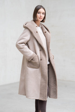 ABRIGO LARGO CAPUCHA REVERSIBLE TOSTADO