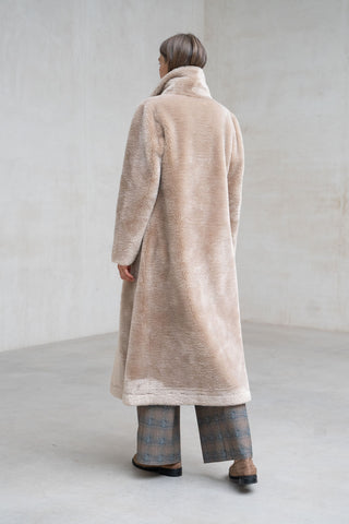 ABRIGO LARGO REVERSIBLE PELUCHE SOLAPAS CHAMPAGNE