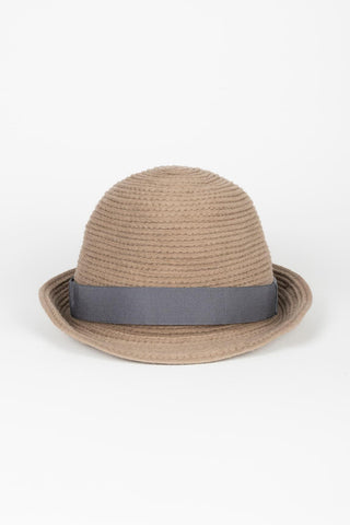 Gorro Caena bege com fita cinzenta
