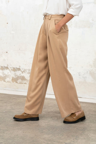 PANTALON BEIGE PINZAS TAPETAS TRASERAS