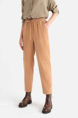 PANTALON CORTES LATERALES Y CINTAS CAMEL